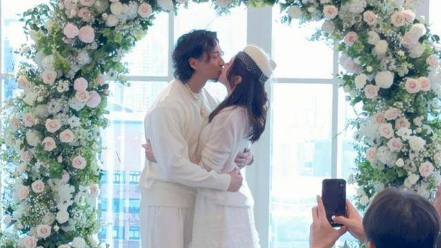香港知名歌手突然宣布结婚