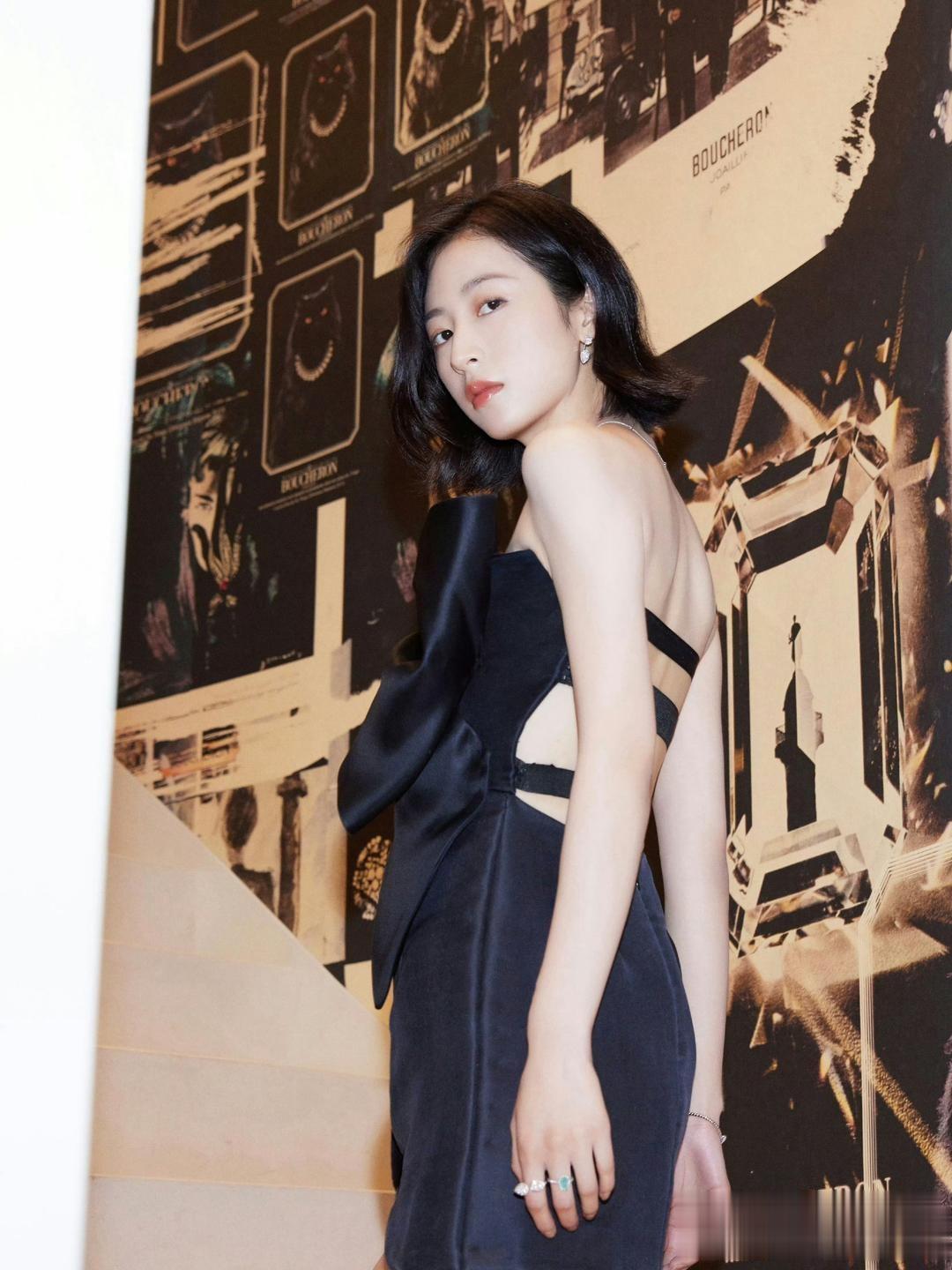 周雨彤，黑裙子大长腿，这太冷酷了吧。