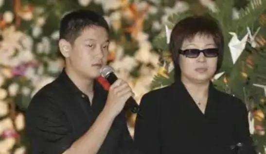 傅彪儿子傅子恩近照曝光，和张一山开心聚餐，一头白发却让人心疼