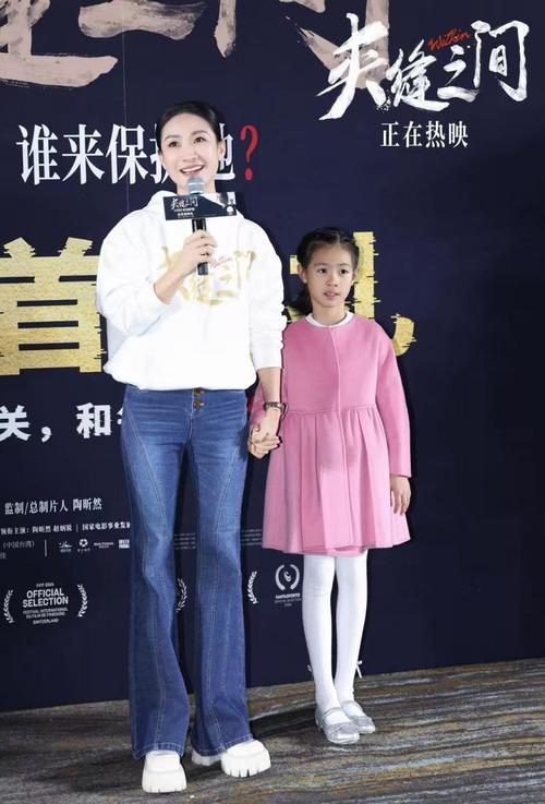 和前夫分道扬镳后，她和9岁女儿相依为命，如今又成粉丝的意难平
