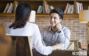 抠门女带 25 个亲戚点澳龙茅台，结账时男方跑单，她攥着2万3账单彻底傻眼