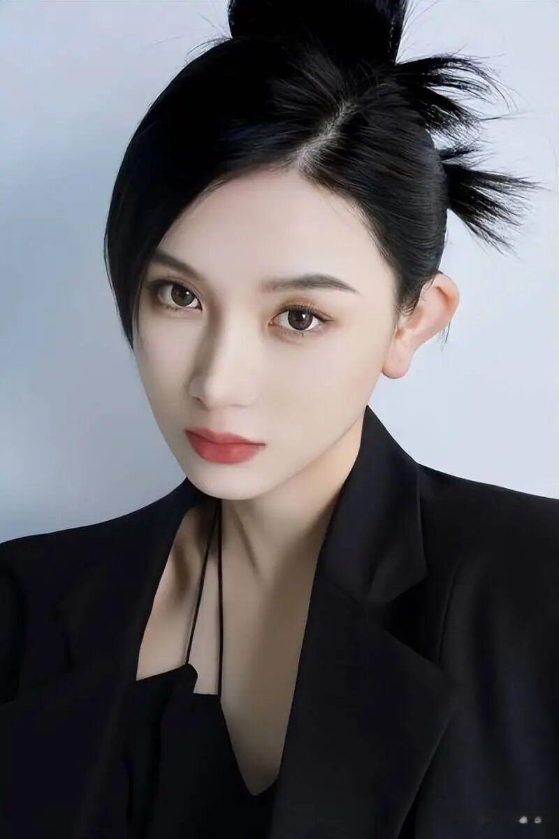 杨子带23岁李隽子见91岁母亲，她能被杨家认可，绝非只是年轻漂亮