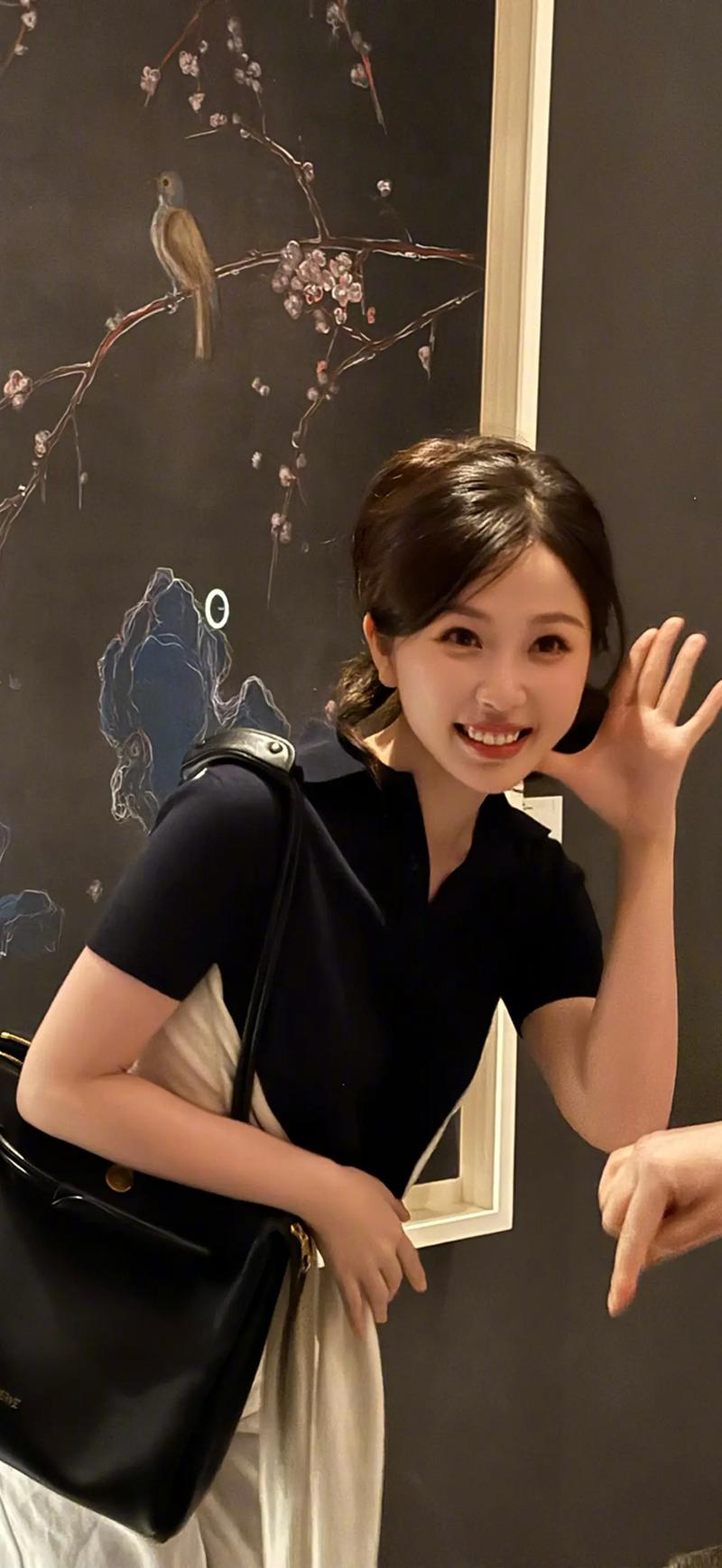 爷爷是钢铁大佬,父亲是上海富豪,她一头扎进娱乐圈混成流量顶流