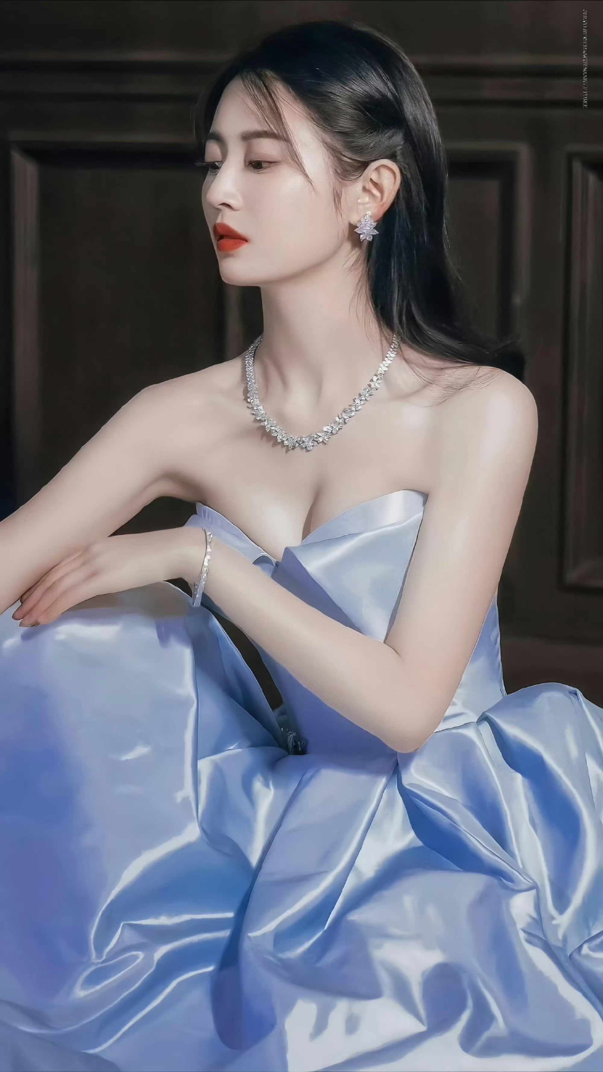 陈钰琪抹胸裙写真