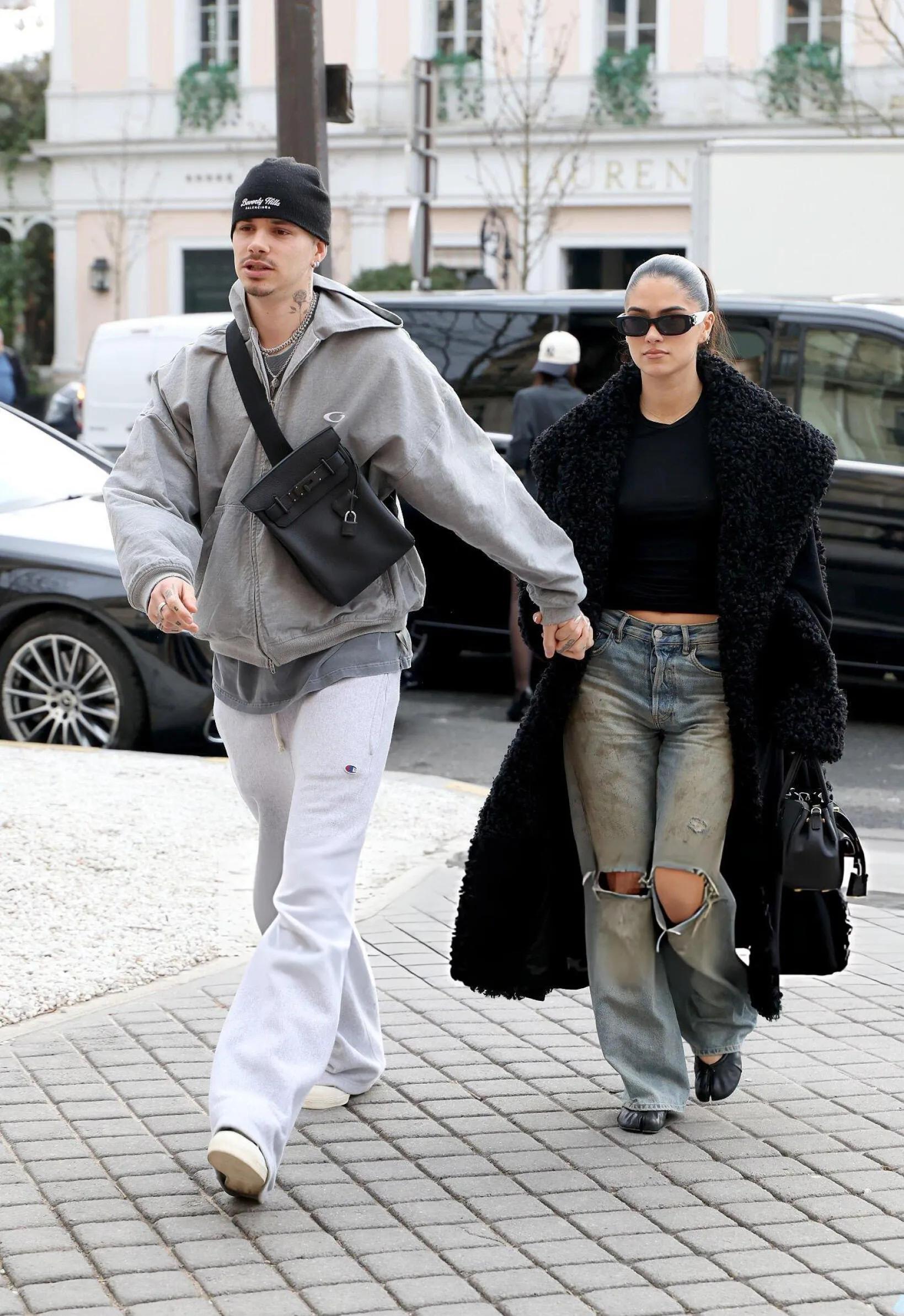 贝克汉姆拿14万爱马仕包，小七穿黑裙漂亮，维多利亚授勋很荣耀