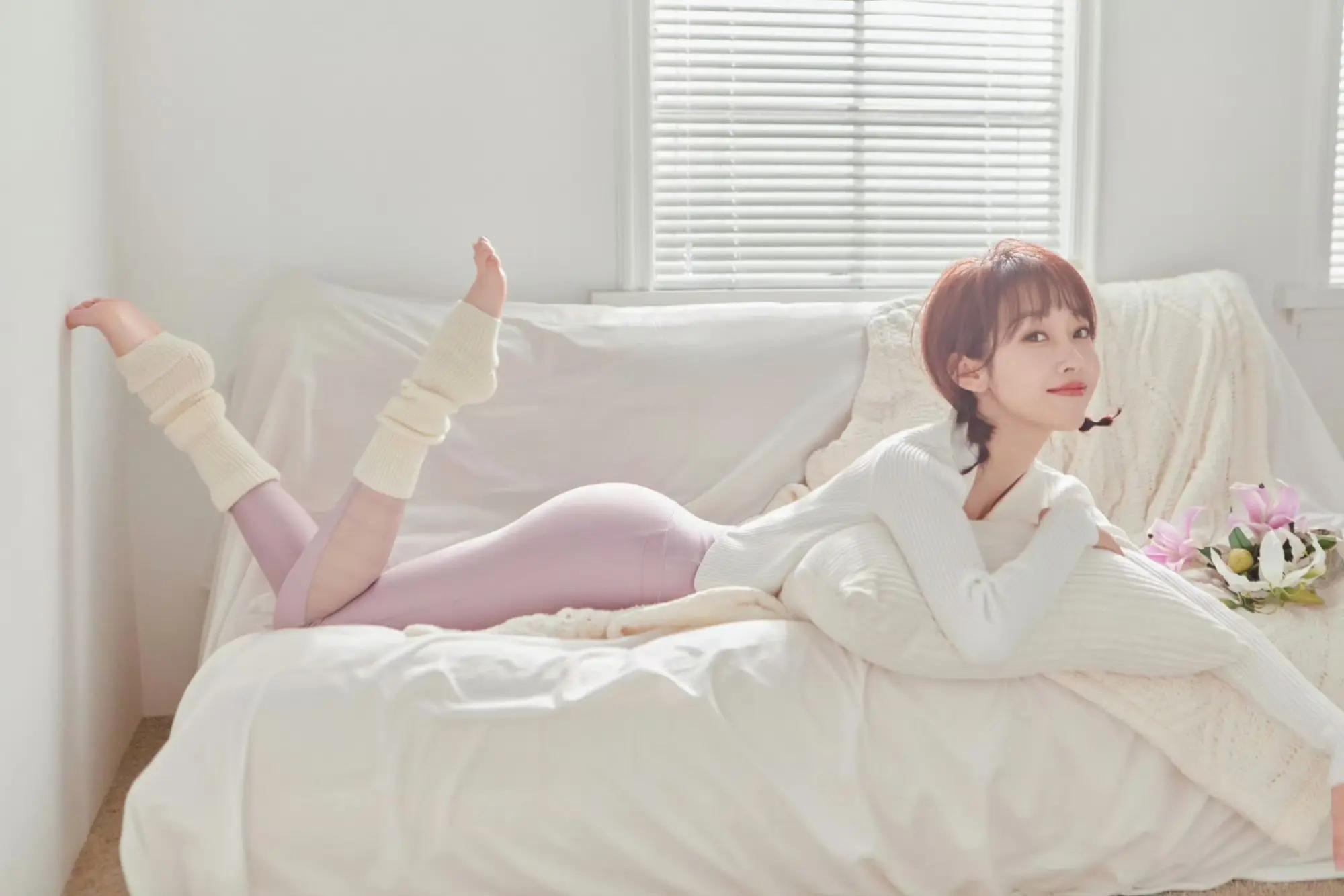 居家粉色瑜伽运动服饰的宣璐，少女感满满