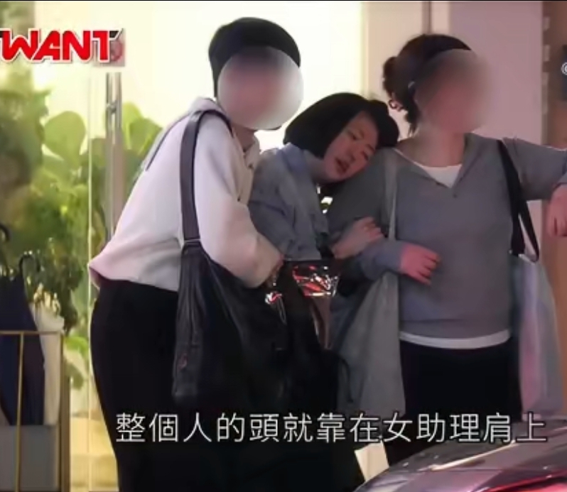 小S深夜街头崩溃大哭！醉酒状态迷离，需两人搀扶，直奔范玮琪家