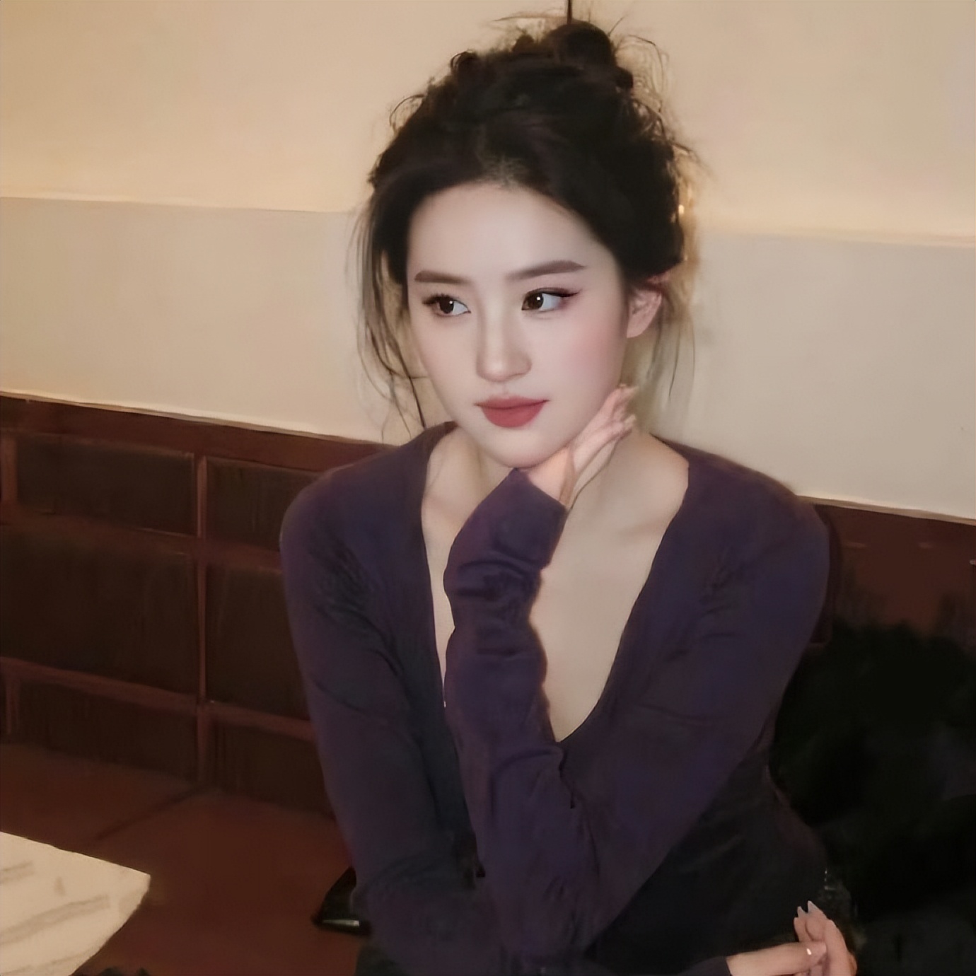 春风十里，不如王楚然倾城一笑！她简直就是春日里的花间的公主。