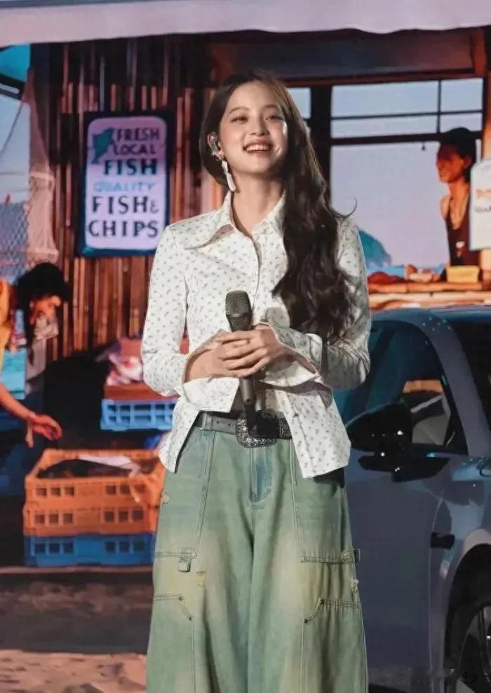 欧阳娜娜颜值高，也越来越有女人味，唯一缺点就是身材过于平坦