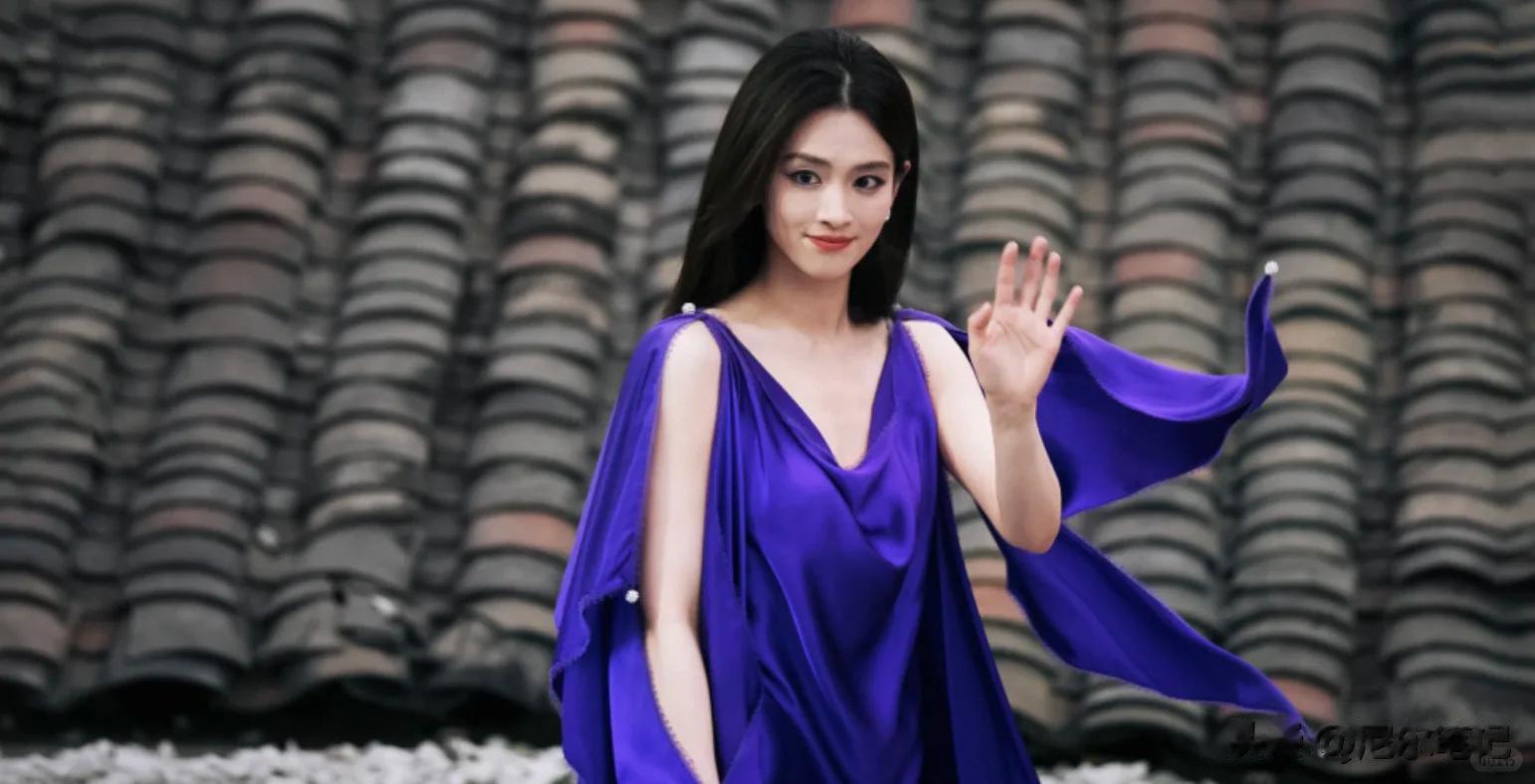 四川这天，戴皇冠的刘诗诗全裹出镜太高级，秒了一堆袒胸漏背女星