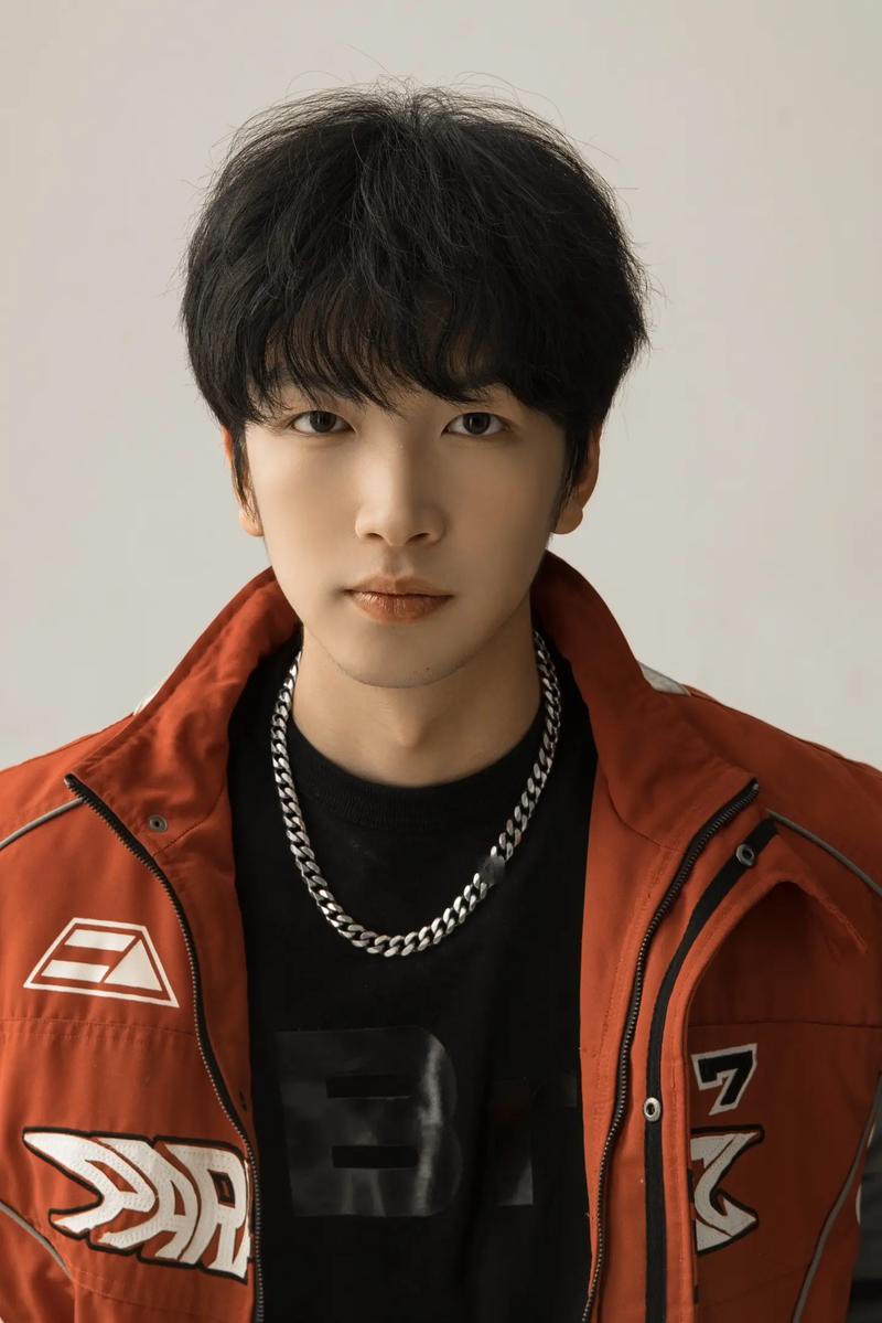 原来他就是肖战儿子，和王楚钦是发小，长相高大帅气，还去拍短剧