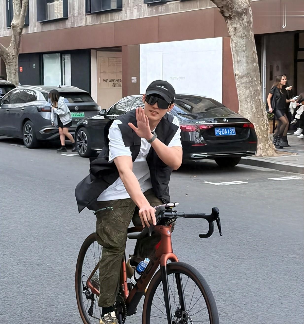 黄景瑜在上海骑自行车外出逛街，长相帅气身材好，看着少年感满满
