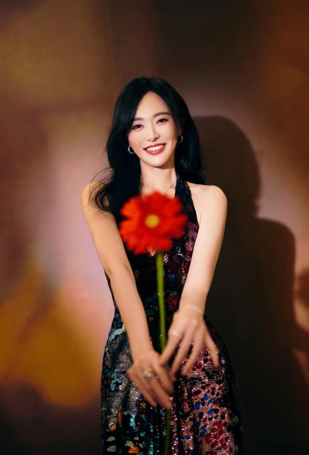 离婚不离家？婚变传闻刚3个月，唐嫣突然摊牌，撕碎了罗晋的体面