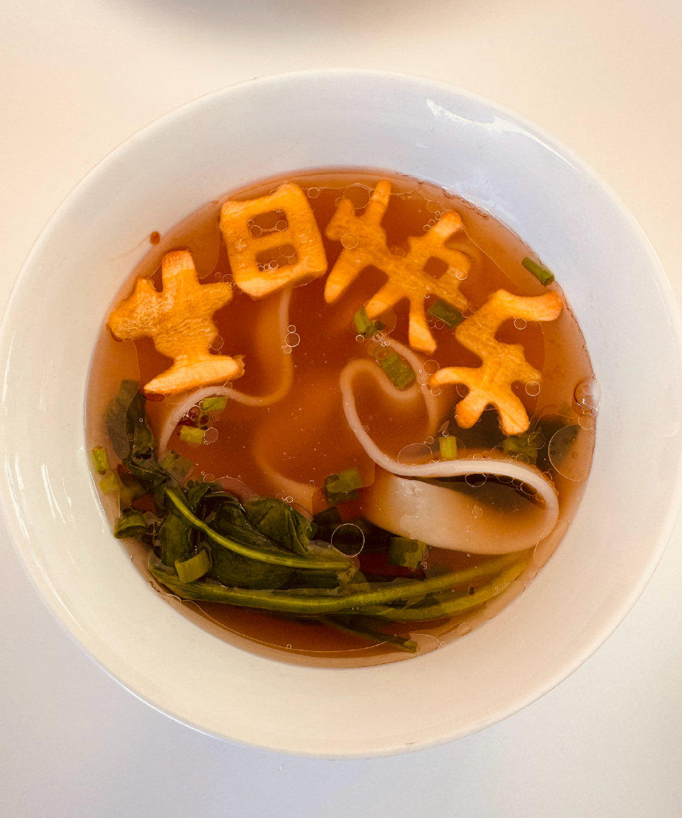 董璇闺蜜情深：亲手做蛋糕帮关悦庆生，佟大为浪漫送花秀恩爱，网友直呼羡慕