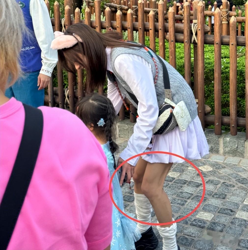 陈意涵带女儿游迪士尼！不穿裤子腿上有淤青，身材干瘪双腿如麻杆