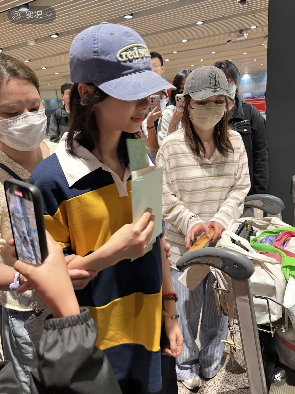 王影璐机场被偶遇到，休闲元气私服，灵动可爱少女感藏不住呀！