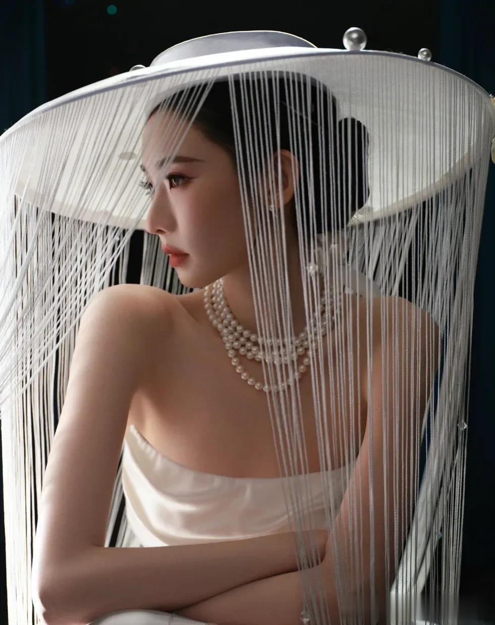 微博之夜出图：辛芷蕾高定加持卢昱晓神女造型，看得出大家都很卷