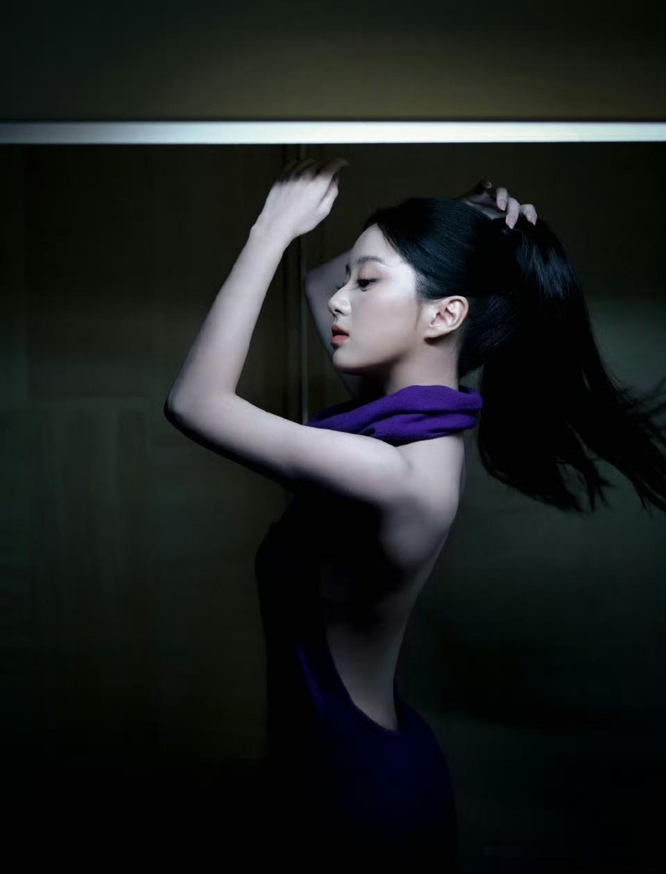 包上恩，高马尾紫色露背裙穿搭，又甜美又优雅。