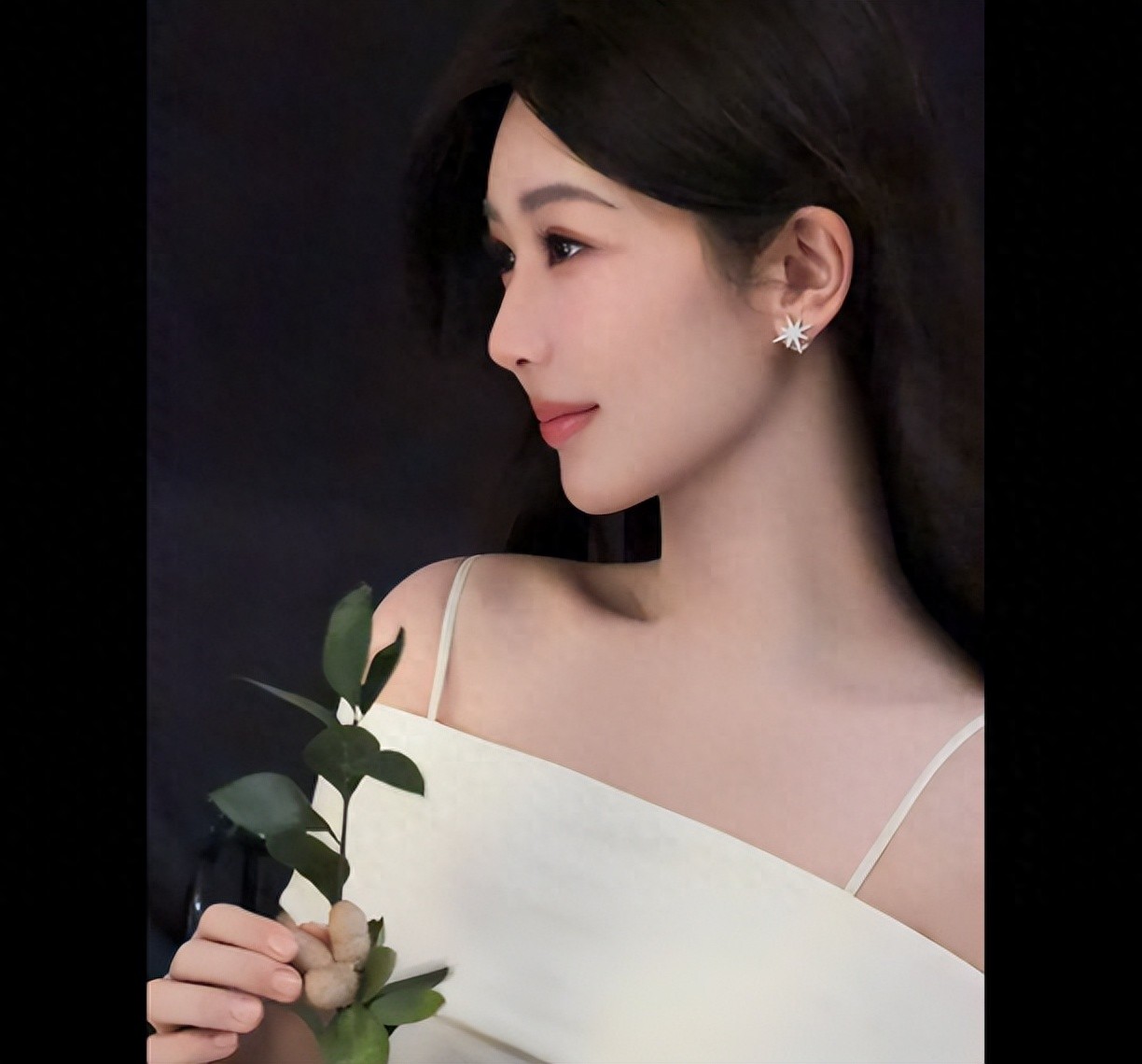 杨紫露肩衣裙出镜,白色内搭,又仙又欲!