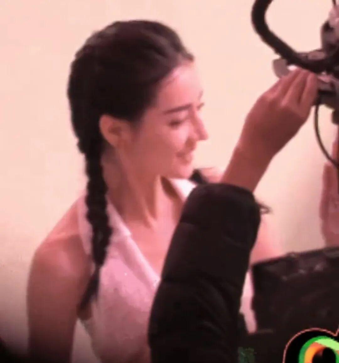 机场行李车+片场辣妹装，迪丽热巴用行动打脸怀孕传闻