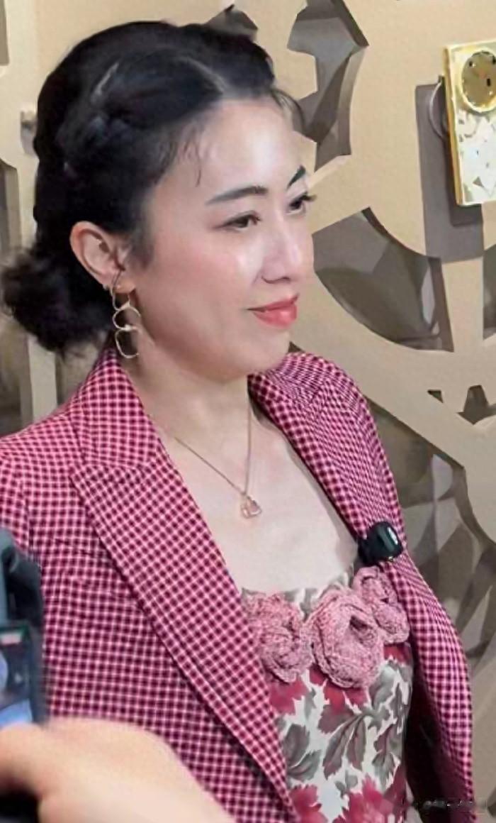 女首富甘比来到上海，天庭饱满一看就是漂亮女神，人家可朴素大方