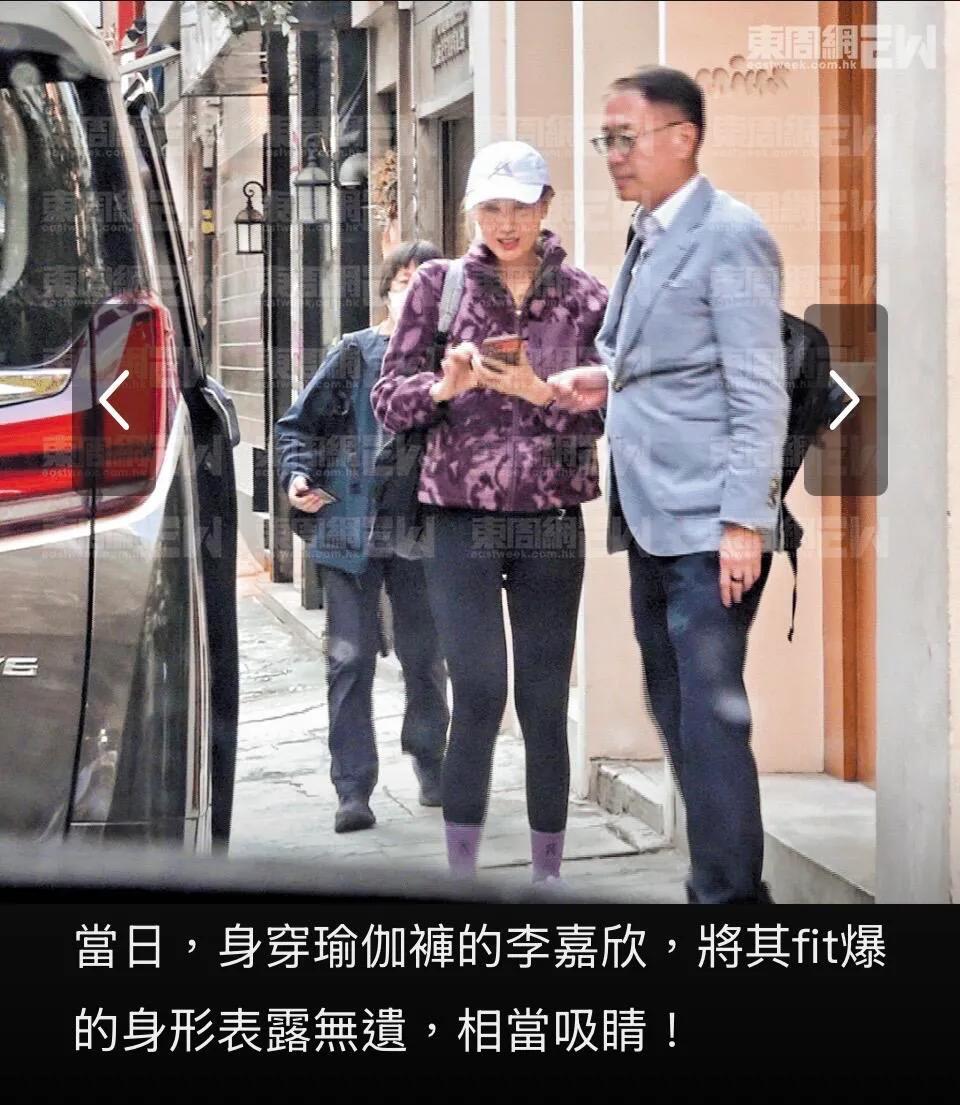李嘉欣和许晋亨去吃网红餐厅,许晋亨先去排队,两人手牵手很甜蜜