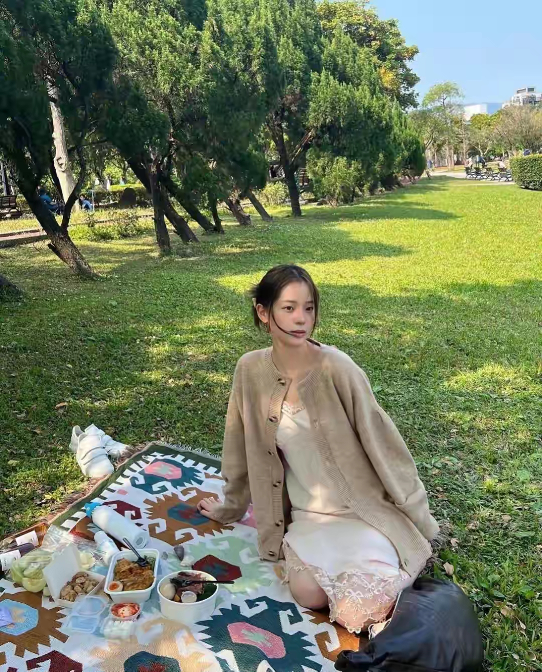 张婧仪明星公园随拍曝光