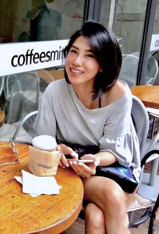 57岁女主持定居上海6年！离婚后与歌手前男友复合，4个孩子已离巢