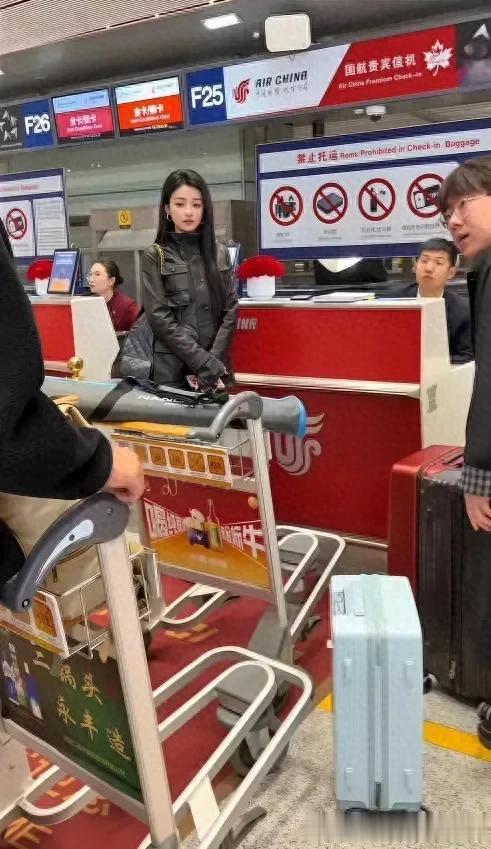 离婚后的孙怡更美了！黑皮衣搭短裙现身机场，又瘦又白少女感爆棚