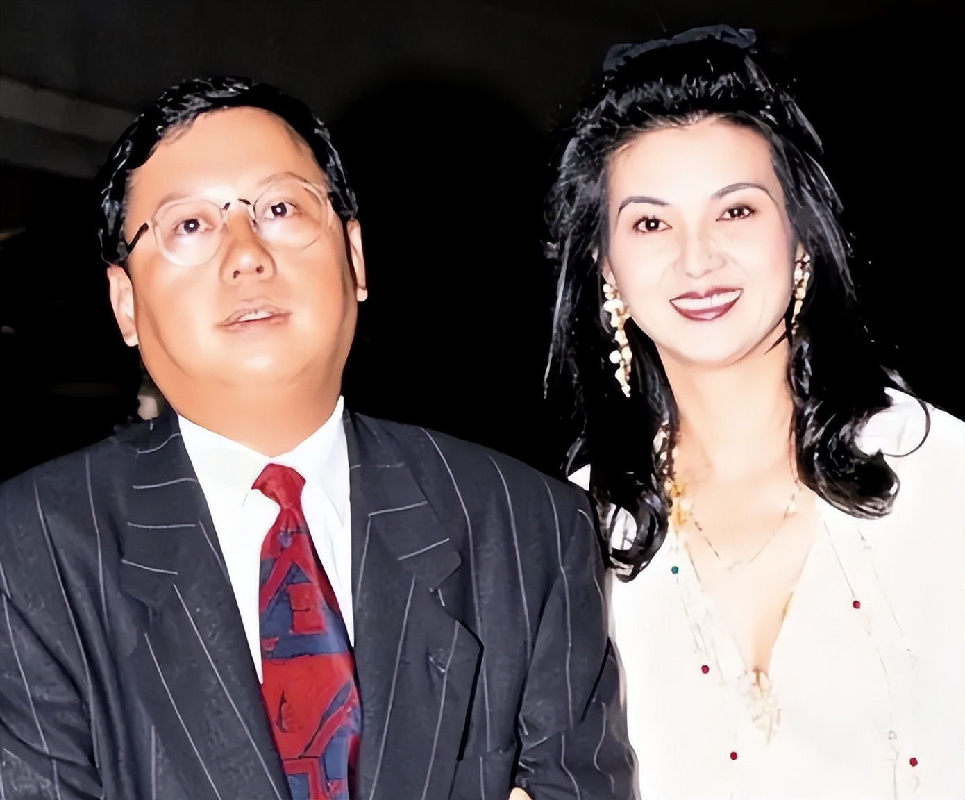 她被称“豪门弃妇”，近期带女儿看展览，前夫和前小姑子都在