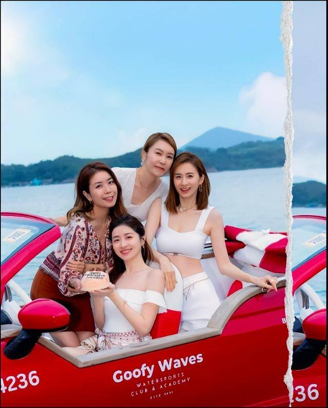 TVB昔日女神徐淑敏与闺蜜同框状态封神，颜值身材双在线，不像三孩妈妈