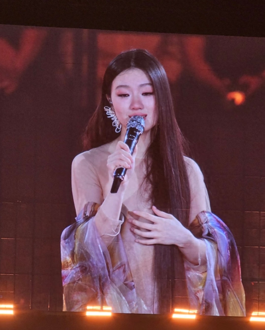 陈奕迅现身单依纯深圳演唱会，表情引人注意，杨千嬅陈辉阳也在