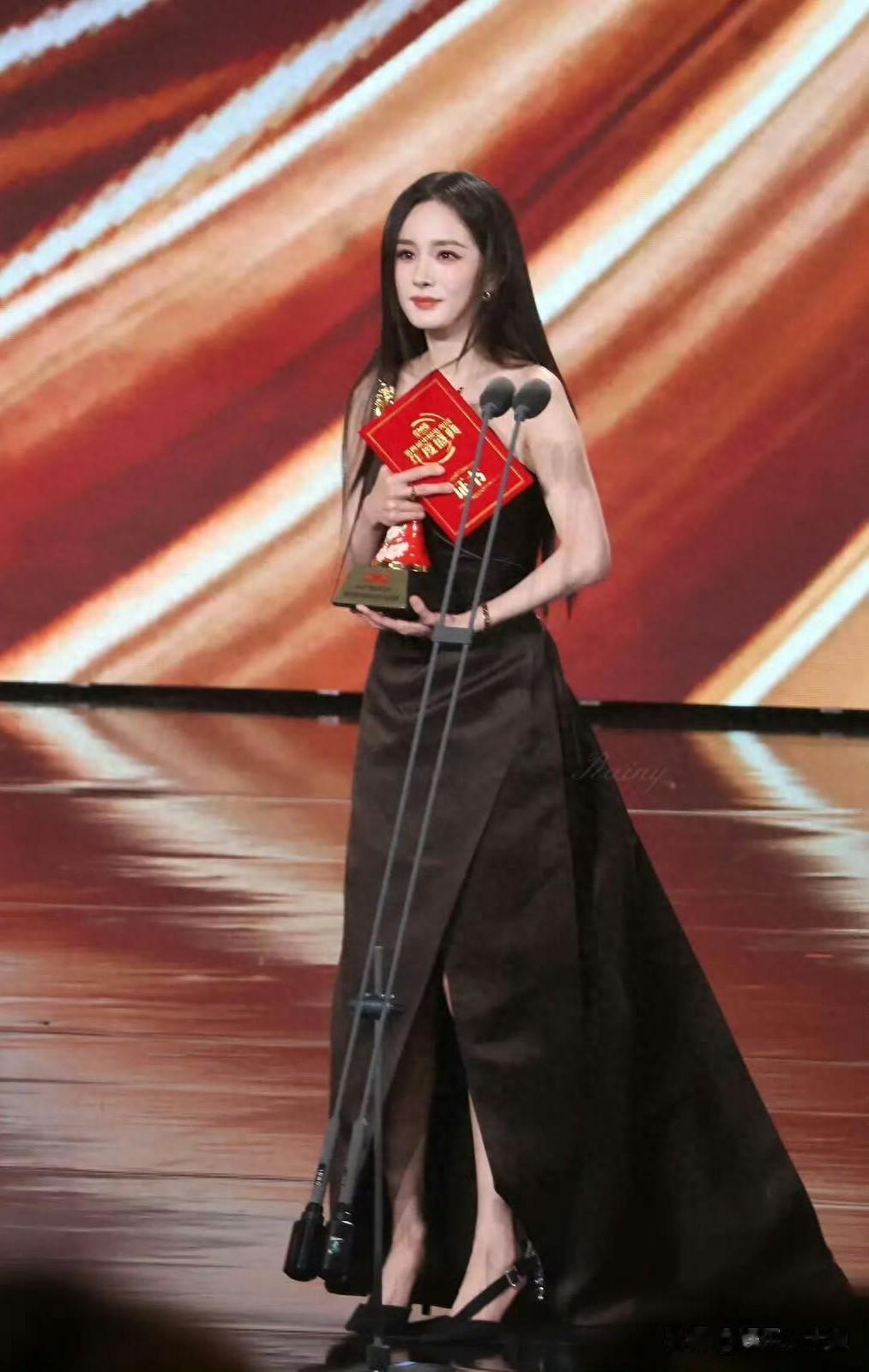 杨幂出席电视剧年度盛典，穿黑色抹胸礼服裙 长发及腰教科书般优雅