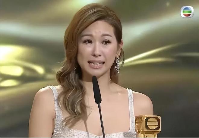 TVB昔日“御用癫婆”出嫁，婚照隐藏老公样貌，效力16年怀才不遇