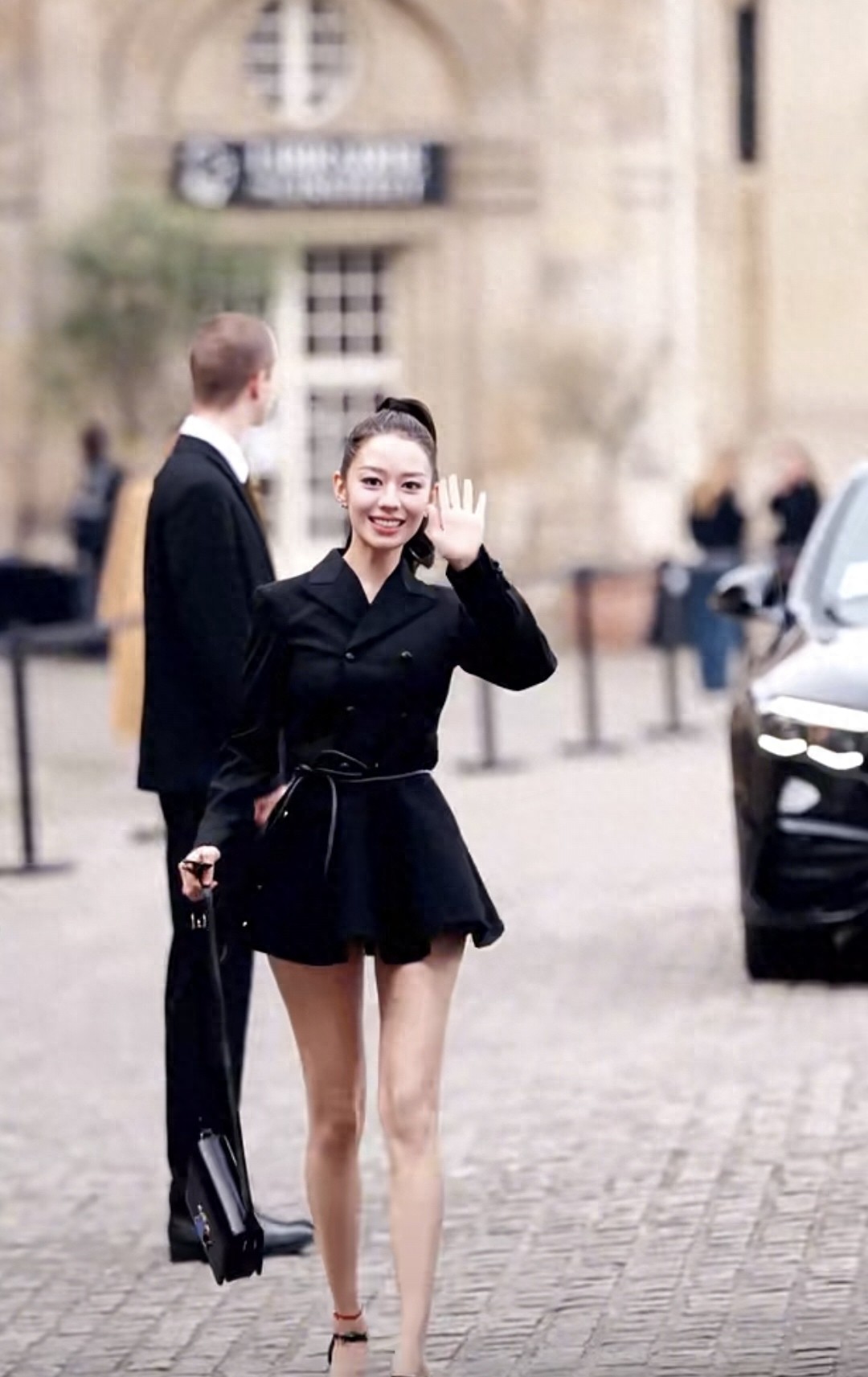 朗朗妻子吉娜走在巴黎街上,大长腿逆天,又瘦又美!