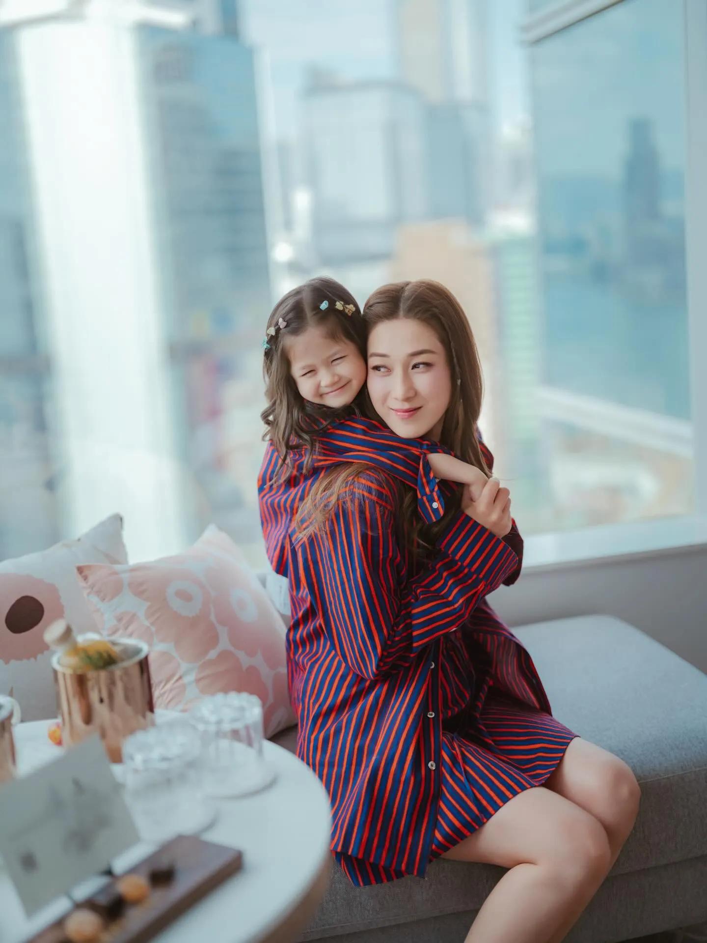 钟嘉欣晒和小女儿近照，母女俩穿亲子装出镜，3岁紫琳像爸爸多些