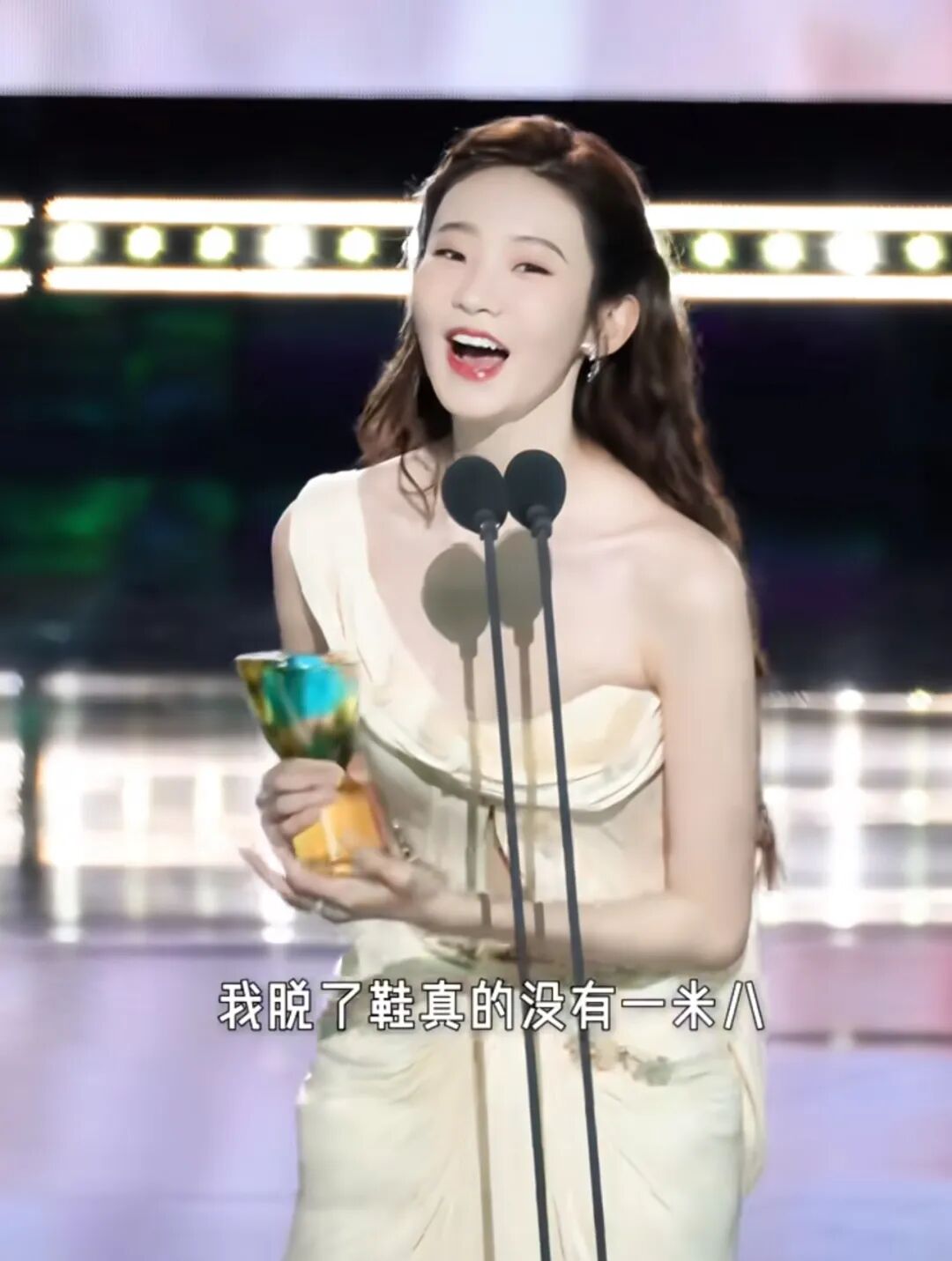 诶不是，张艺凡光个脚怎么就被全网怜爱了？