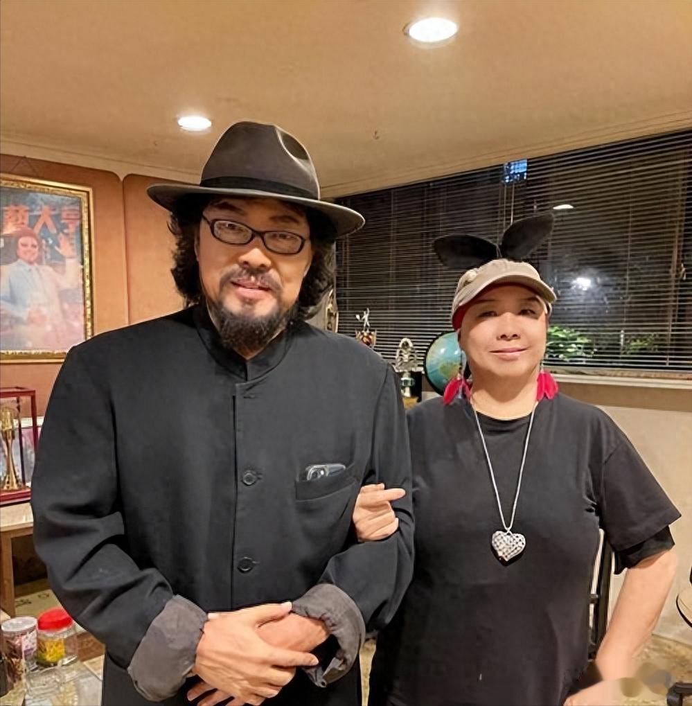 费玉清哥哥现状：75岁须发黑浓密，单身享受晚年，姐弟仨相亲相爱