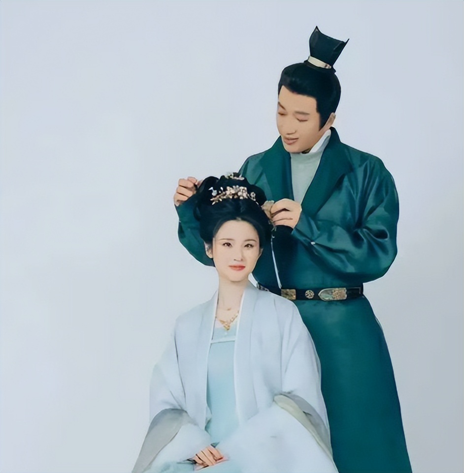 没资源，没热度，32岁“谋女郎”处境尴尬，只能与47岁于正演情侣