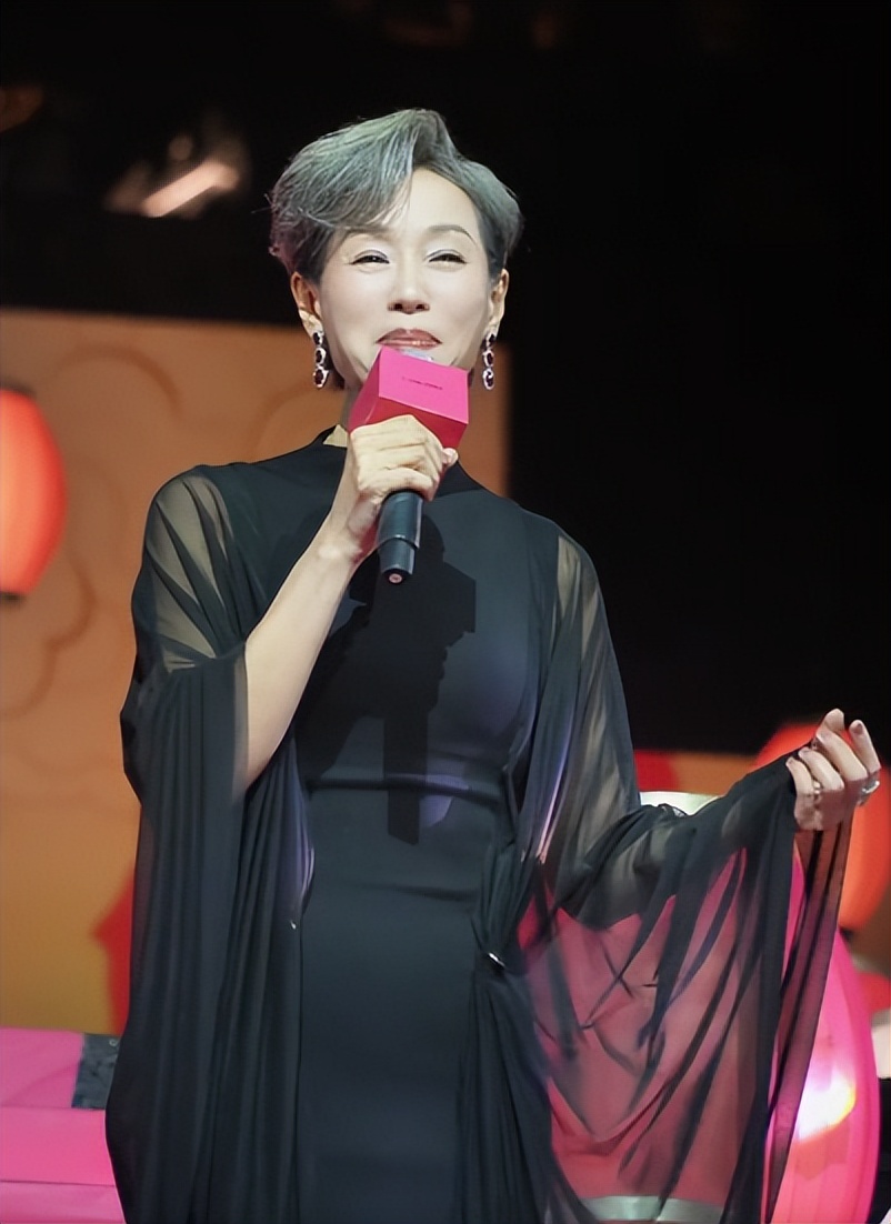 成都这一夜，王玉雯真空，佘诗曼穿深V，却被虎背熊腰的小咖抢镜