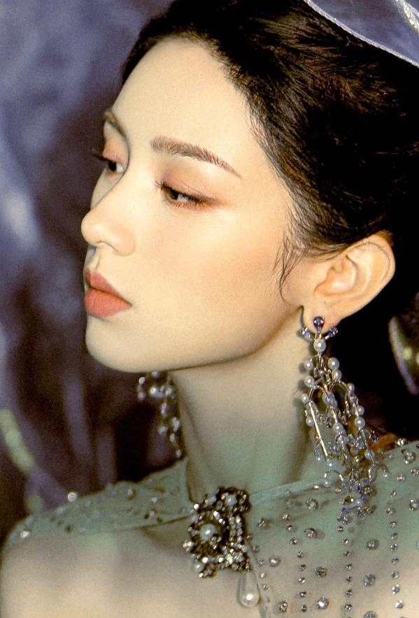 她是被李冰冰力捧的和颂太子女 凭恶女出道骨相超绝，被称最美95花
