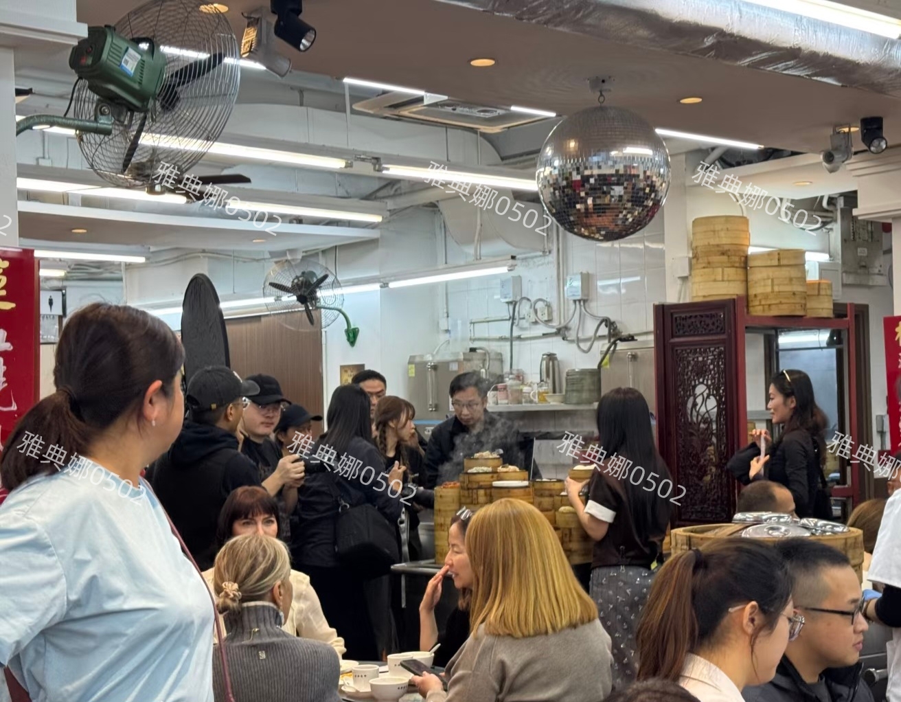 香港茶餐厅偶遇钟欣潼，离开美颜滤镜的她本人和精修照一样漂亮