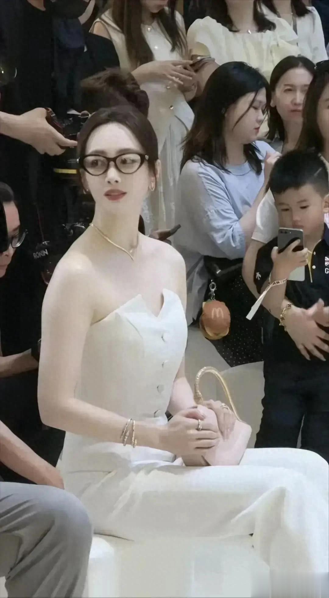 最美司理理，庆余年第一美人，居然这么高，皮肤好白啊