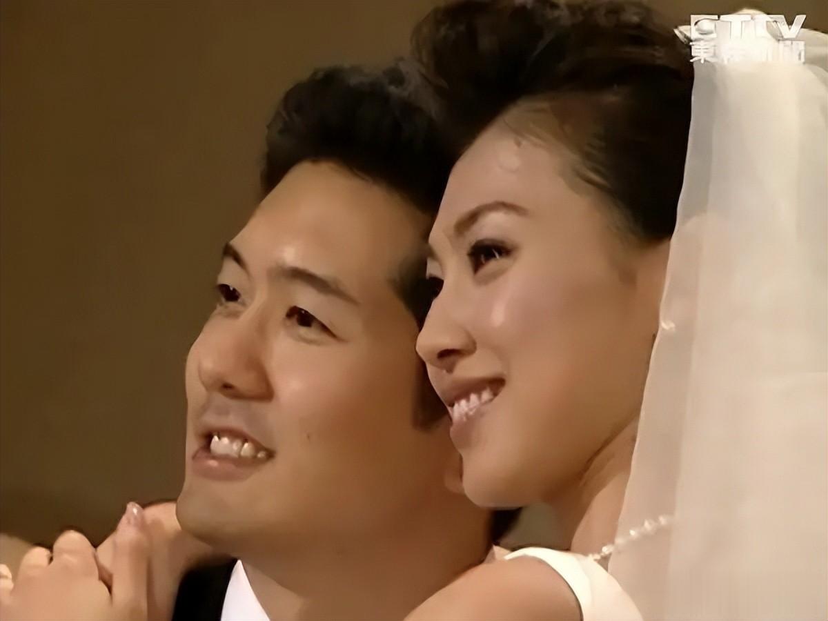 57岁女主持定居上海6年！离婚后与歌手前男友复合，4个孩子已离巢