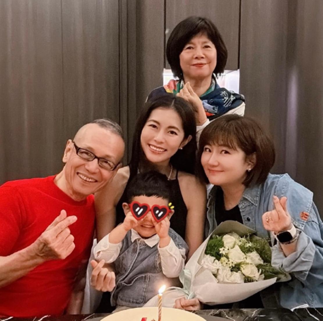Selina带儿子回娘家拍全家福，手部浮肿明显，腿部疤痕呈一大片黑