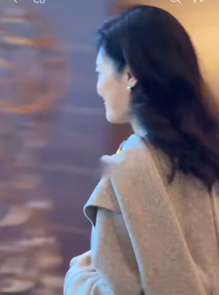 周涛前往《桃花坞》节目录制,浅灰披肩式上衣配米白裤漂亮又高级