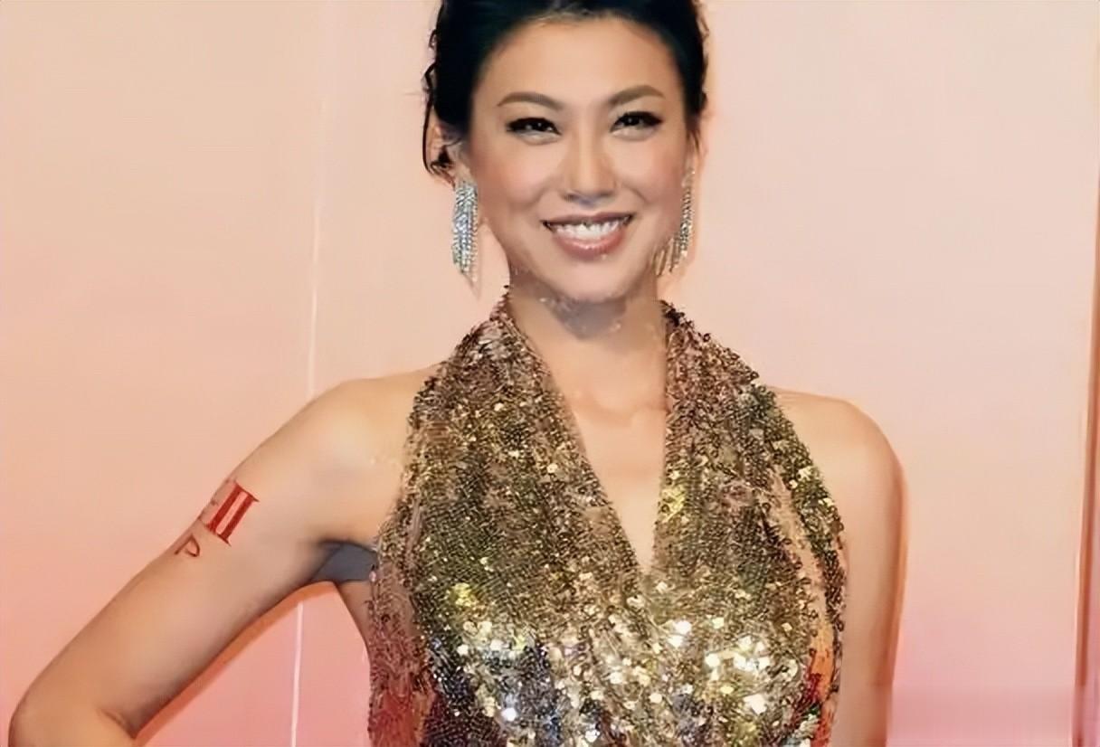 57岁女主持定居上海6年！离婚后与歌手前男友复合，4个孩子已离巢