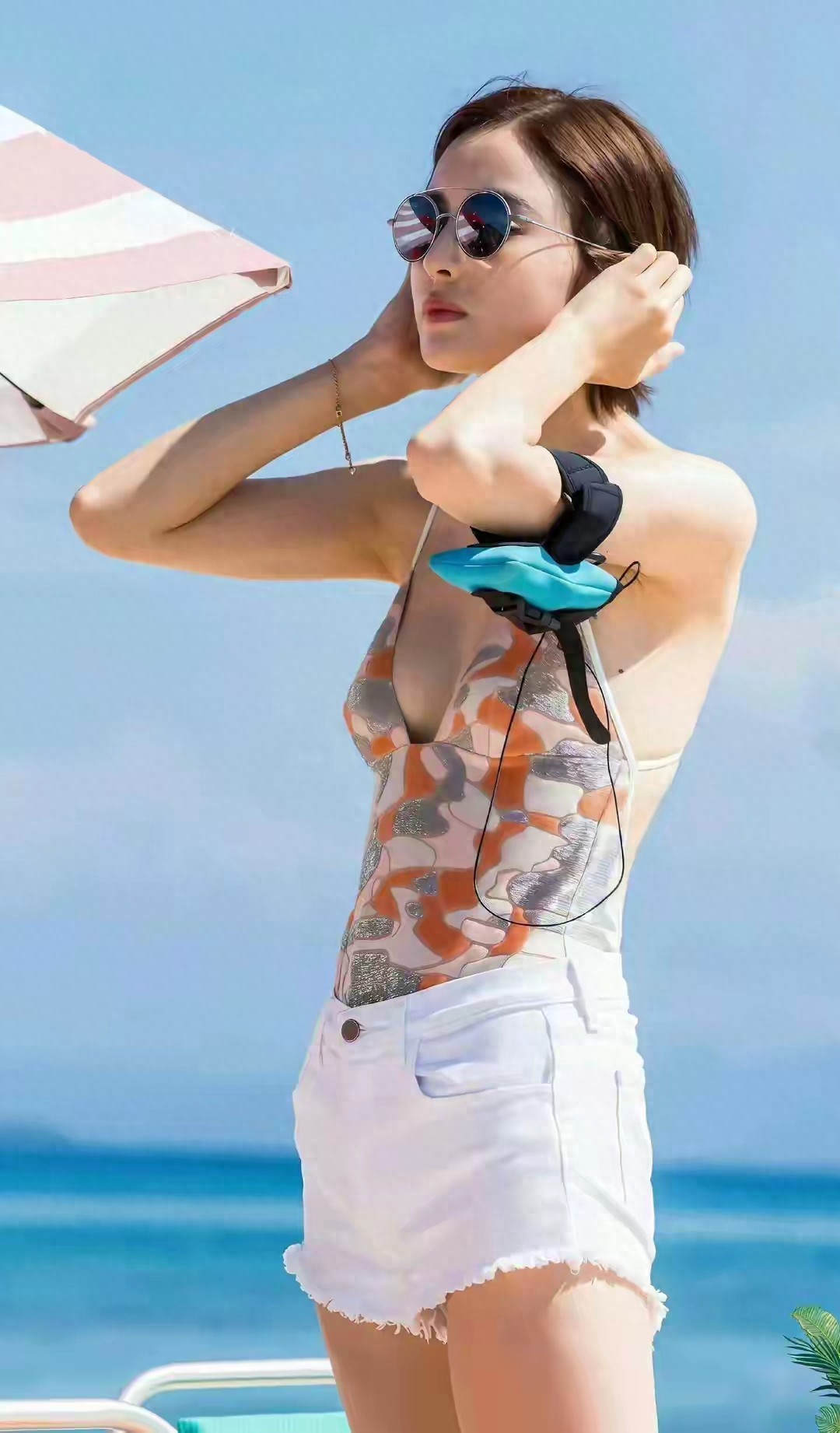 古力娜扎海边!冷白皮白到发光