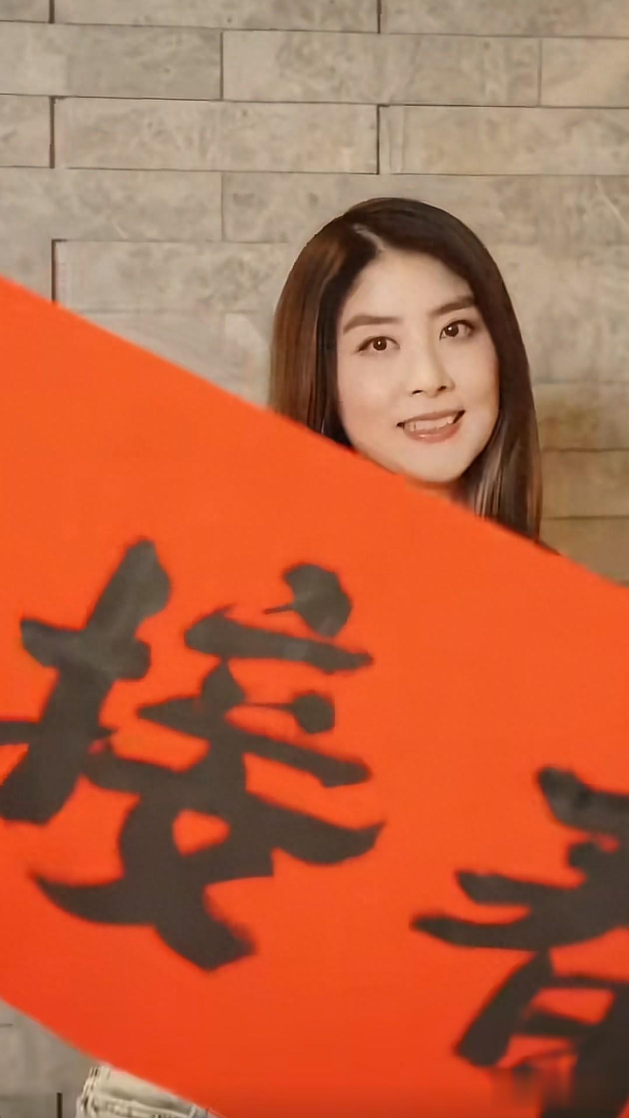 53岁陈慧琳新年穿搭：红外套+牛仔裤，喜庆又时尚，状态好得像33