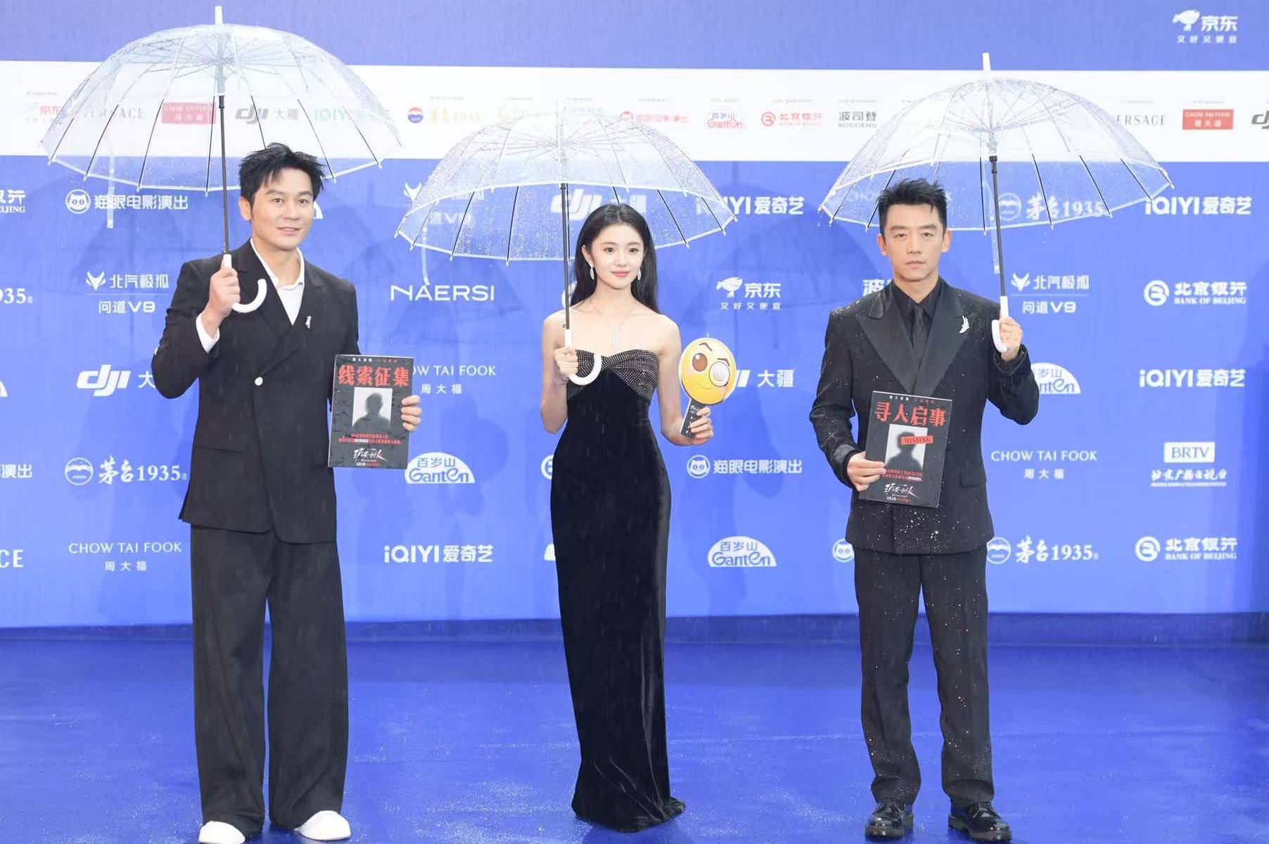 北影节下雨，红毯生图太真实！舒淇状态好，老戏骨无人搀扶太唏嘘